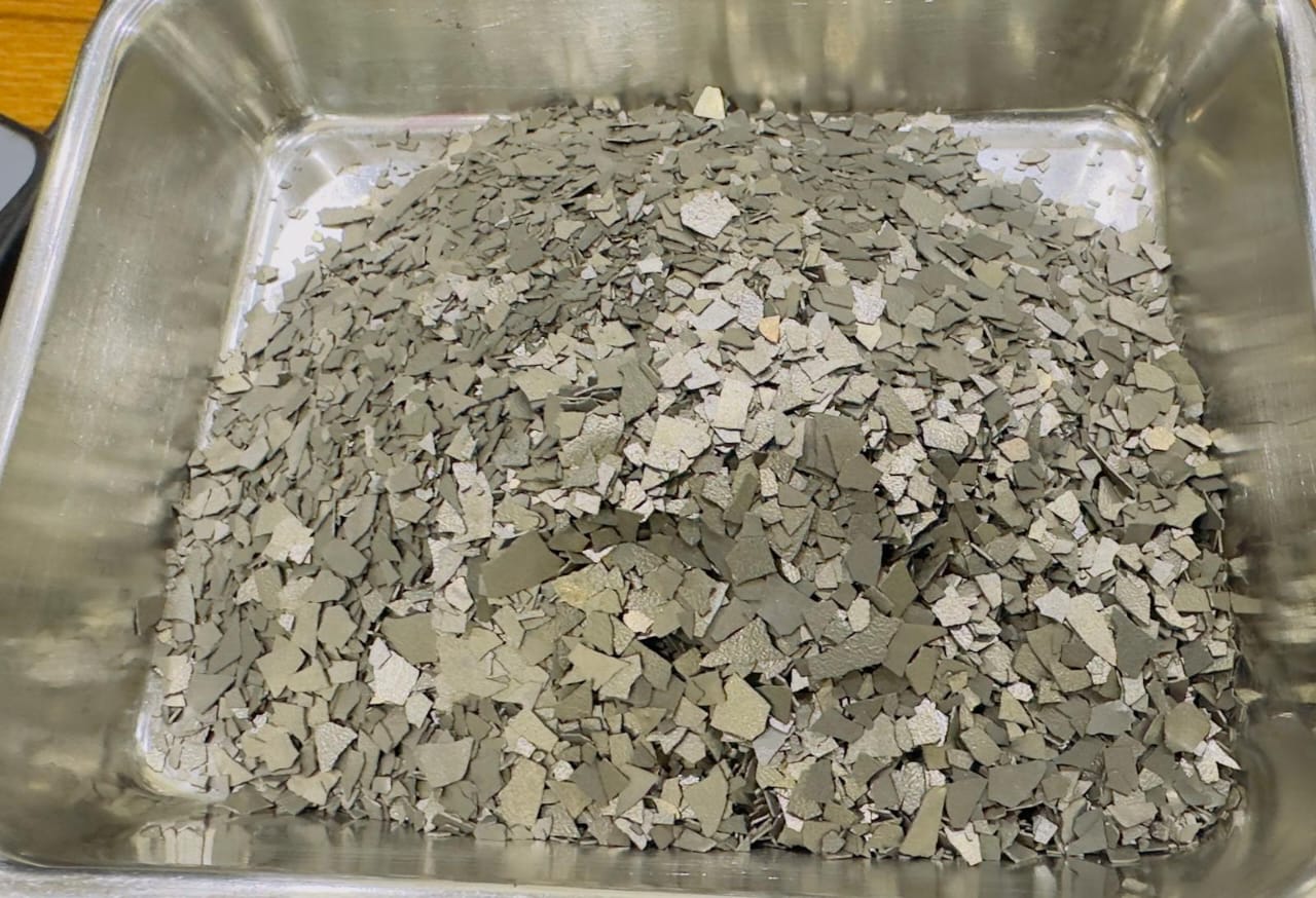 Strip-cast rare-earth alloy flakes